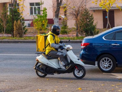 Мопед жүргізушілері жол қозғалысының толыққанды қатысушыларымен теңестіріледі.