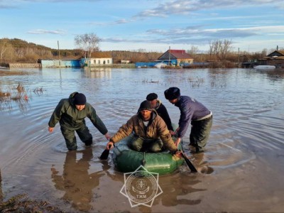 Су тасқынынан зардап шеккендерге көмек беру жалғасып жатыр.