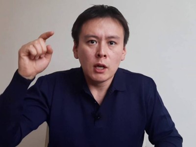 Жанболат Мамай Жаңаөзенде соққыға жығыла жаздады.