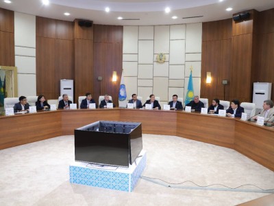 ҚХА еріктілері зардап шеккен тұрғындарға тұрақты түрде көмек көрсетеді.