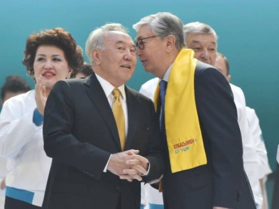 Назарбаев және оның отбасы туралы заңның күшін жою петициясы 50 мыңнан астам қол жинады.
