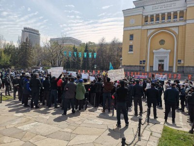 Алматыдағы митинг: 120 мың гектар жер Қытайға өтіп кетеді деп қауіптенеді.