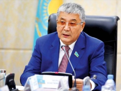 Сенатор ашаршылыққа қатысты құпия деректерді жариялауды талап етті.