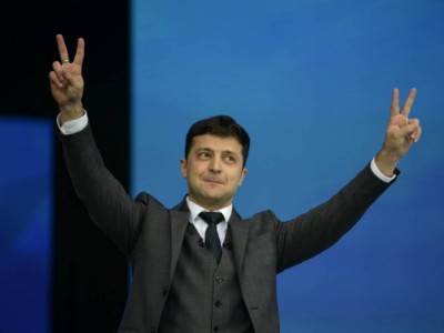 Украина президент сайлауы: Зеленский жеңісін тойлап, Порошенко жеңілісін мойындады — экзит-полл.