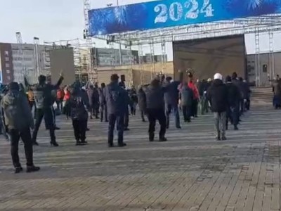 Әкімдік жұмысшыларды сенбі күндері жаттығу жасауға мәжбүрлеген.