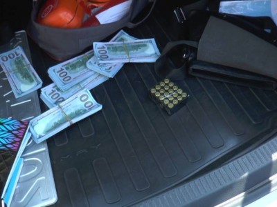 Жүк салғышынан доллар және травматикалық тапанша табылған көлік Талдықорғанның экс-әкімінің баласынікі болып шықты.