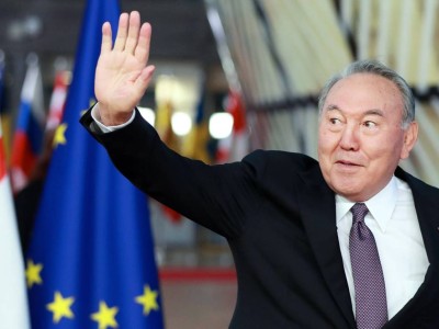 Нұрсұлтан Назарбаевқа «Халық қаһарманы» атағы берілді.