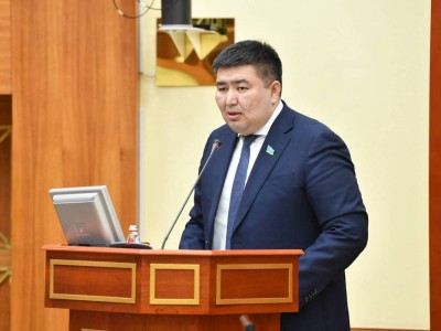 Бектеновтың басқарушылық тәжірибесі ел экономикасын нығайтуға бағытталған.