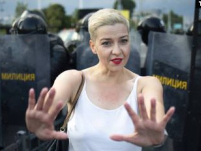Колесникова төлқұжатын жыртып елде қалды.