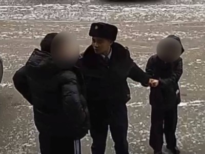 Семейде учаскелік полицей кішкентай қызды мас адамнан құтқарып қалды.