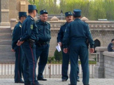 Өзбекстан: Милиционерлер Құран ұстап пара алмауға ант берген.