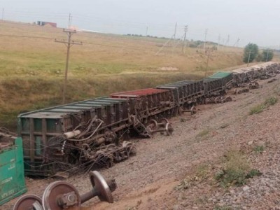 Шымкентте пойыз вагондары аударылып қалды.