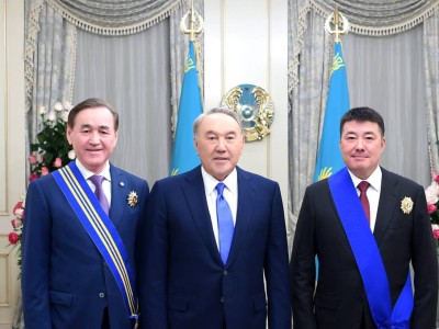Назарбаев көмекшісін өз атындағы орденмен марапаттады.