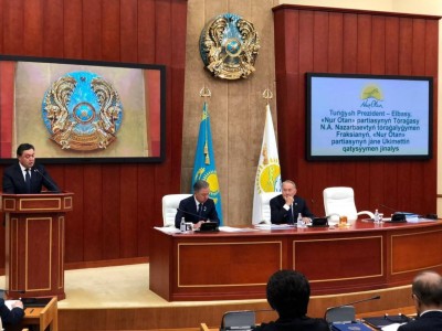 Назарбаев үкіметпен жиналыс өткізіп жатыр.