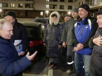 «Көзбояшылық». Путин оккупациядағы Мариуполь тұрғындарымен кездесуде ыңғайсыз жағдайға қалды.