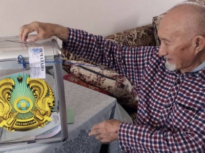 Алматыда дауыс қалай берілуде: егде жас азаматтық ұстанымға кедергі емес.