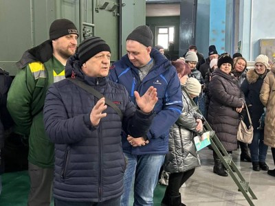«AMANAT» партиясының өкілдері зауыт қызметкерлерінің сұрақтарына жауап берді.