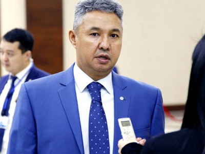 Азат Перуашев Әсия Төлесова мен Бейбарыс Толыбековке араша сұрап, бас прокуратураға орыс тілінде хат жазды.