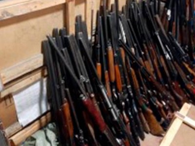 Полицейлер қылмыскерлер мен жат ағым өкілдеріне қару сатып келген.