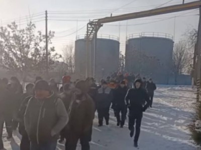Таразда «Қамқор локомотив» мекемесінің 500-ден астам жұмысшысы наразылыққа шықты.