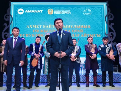 «Алтын домбыра»: Түркістанда «AMANAT» партиясының қолдауымен аламан айтыс басталды.