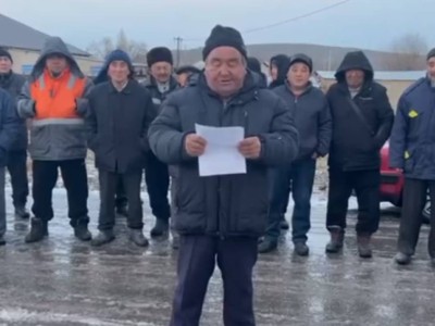 Екі жұмысшының қазасына электрикті кінәлі етіп шығарған фабрика жұмысшылары бас көтерді.
