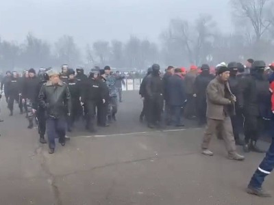 Таразда «Қазфосфат» қызметкерлері наразылыққа шықты.