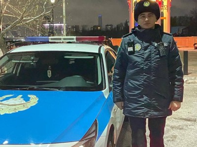 Астана полицейлері ер адамды мұзды судан құтқарды.