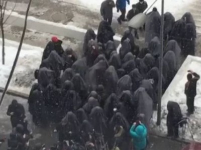 Алматыда қара жамылған борышкерлер банк алдына наразылыққа шықты.