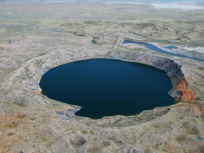 Жарылыстан пайда болған Атом көлі.