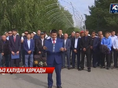 Бір топ мұғалім митингке шықты.