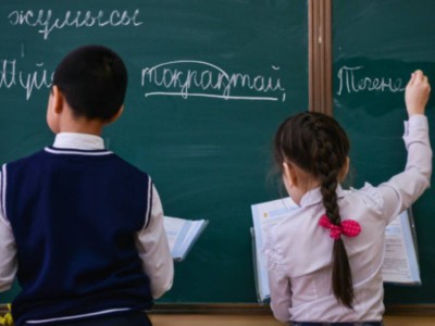 Әлеуметтік осал топтан шыққан оқушыларға көмек беріледі.