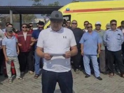 «Жалақы көтермесеңдер жұмысқа шықпаймыз». Жаңаөзен халқы тағы наразылық танытты.