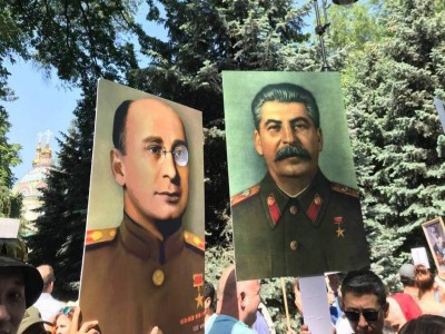 Алматыдағы шеруге адамдар Сталин мен Берияның суретін ұстап шыққан.
