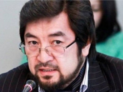 Журналист Бекболат Тілеуханның өзіне қол көтергенін хабарлады.