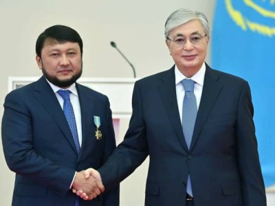 Тоқаев Тазабекке ризашылығын айтып, орден берді.