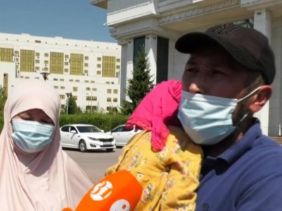 «Ауылдан үй керек емес» Тұрғын Ақорданың алдына екі әйелі мен 14 баласын ертіп барды.