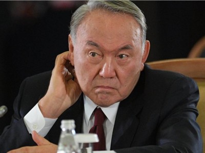 Назарбаев кедейлерге ұн, қант, картоп таратады.