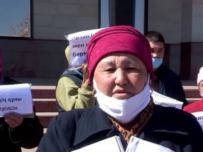 Шымкенттіктер әкімдіктің алдында митинг жасады.
