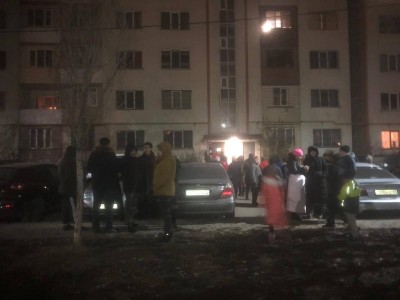 Көп қабатты үй қисайып, жұрт түн ішінде дүрлігіп жатыр (фото/видео).