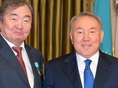 Олжас Сүлейменов Нұрсұлтан Назарбаевқа медаль берді.