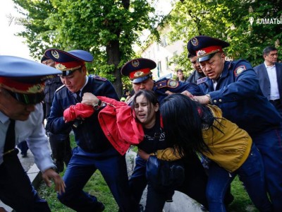 Алматы полициясы митингіге шығушылармен сөйлесуді үйренбек.