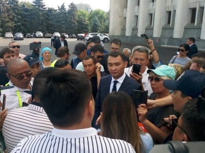 Қытай зауыттарын салуға қарсы бір топ адам Алматы әкімдігінің алдына жиналды (видео).