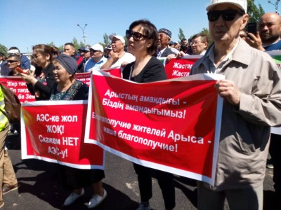 Нұр-Сұлтандағы митинг: «Шалдар кетіңдер!» деп ұрандаған Болатбек Біләловтан микрофонды тартып алды (видео).