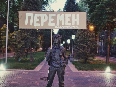 «Өзгерісті 30 жыл күттік»: Алматыда саяси плакат.