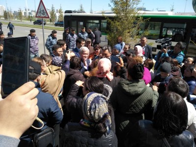 Көп балалы аналар митингіге шығып, Назарбаев және Тоқаевпен кездесуді талап етті.