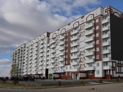 Үкімет көп балалы отбасыларға пәтер беруді бастады.