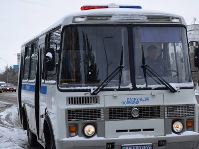 Көкшетауда полицейлерді тегін тасиды.