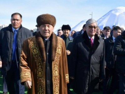 Қазақстанның бірінші президенті халықты наурызбен құттықтады, екінші президент бірінші президентпен бірге жүрді.