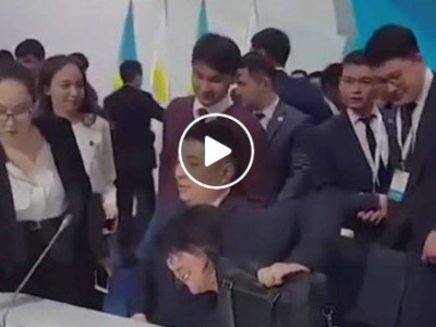 Съезд делегаттары президент Назарбаевтың орнына отырып, суретке түсуге кезекке тұрды (видео).